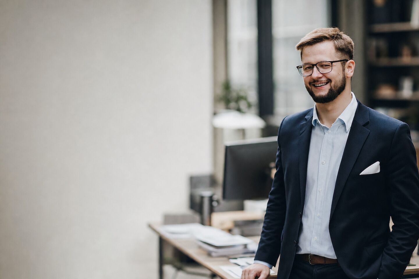 Michał Dąbek, właściciel Mark366, przy pracy w biurze w Poznaniu